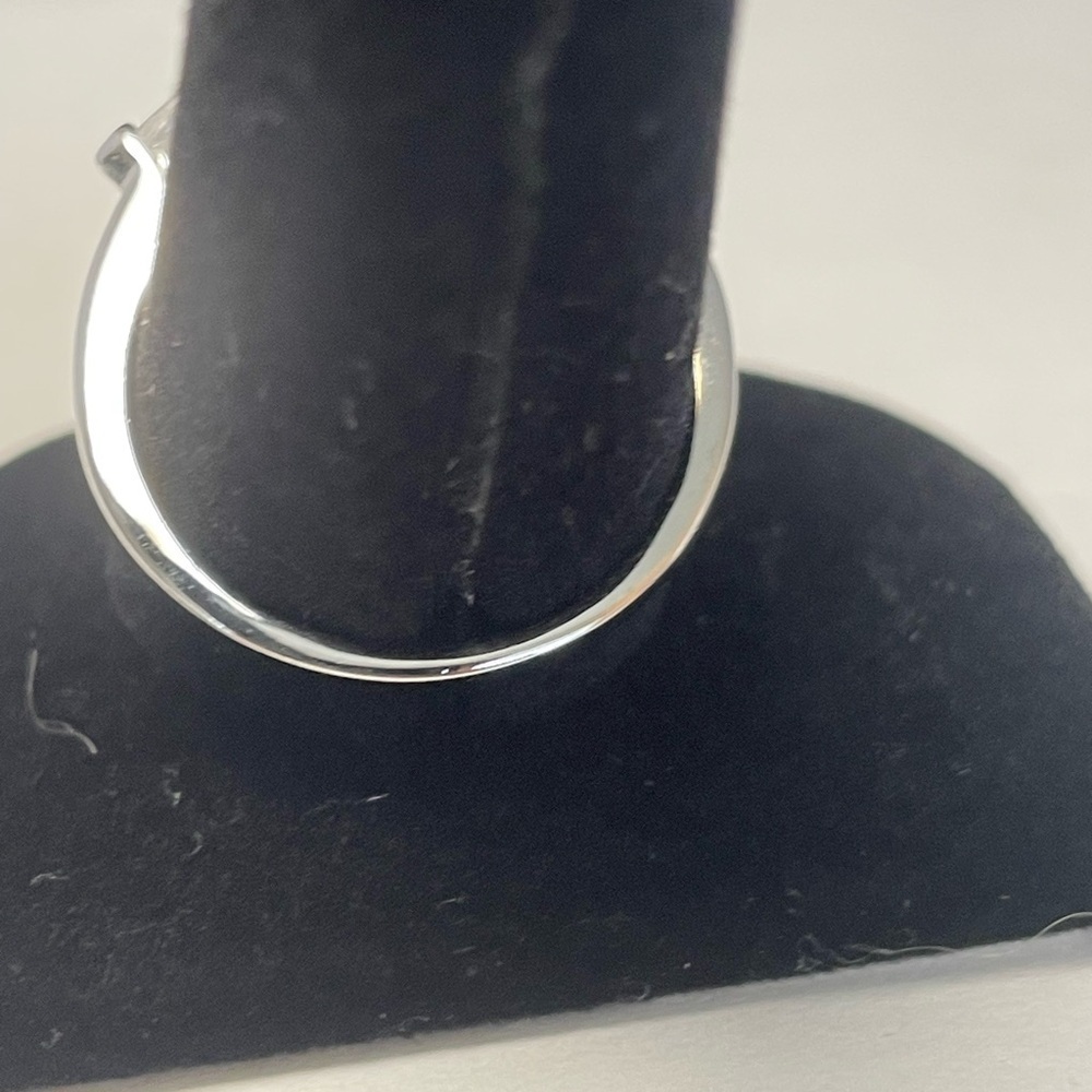 Rectangular cut cubic zirconia solitare ring with side cz accents. Size 10 - Picture 8 of 9